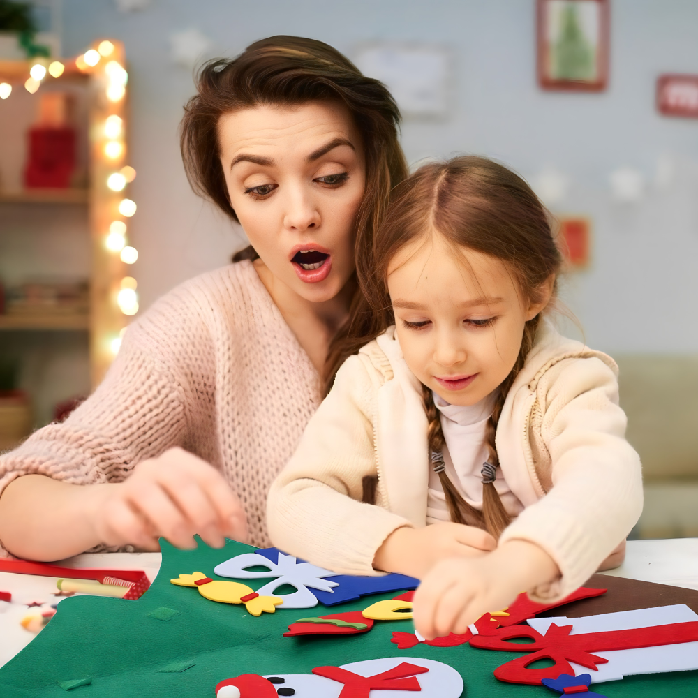 Novogodišnja jelka od filca za zid sa 26 ukrasa koji se mogu zalijepiti